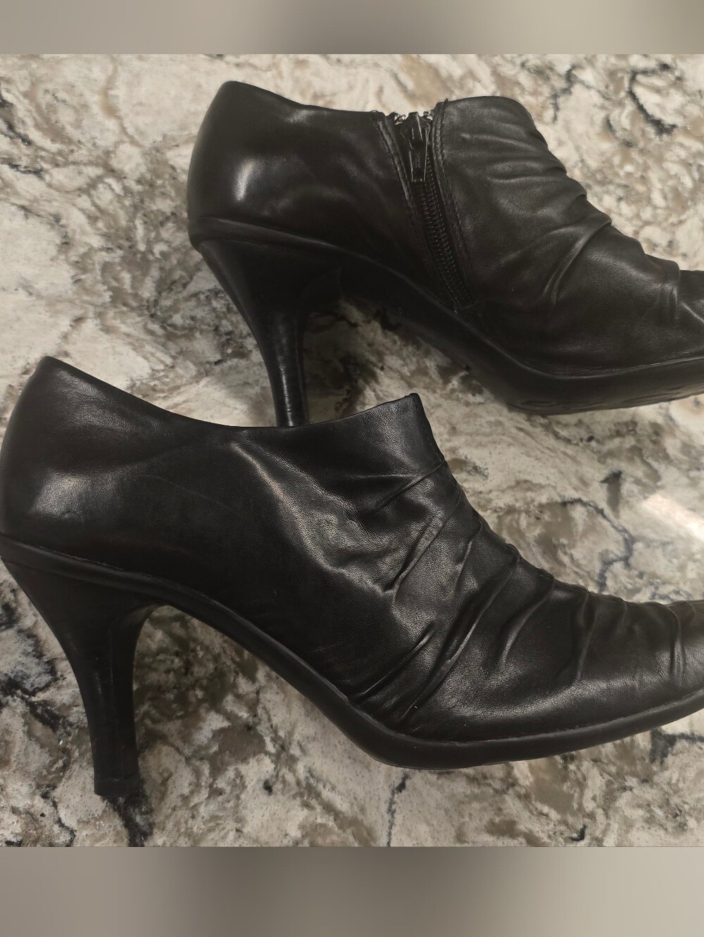 REACTION Kenneth Cole Black Leather Ruched Pointed Toe Ankle Shoes Sz 9.5 - Picture 3 of 8